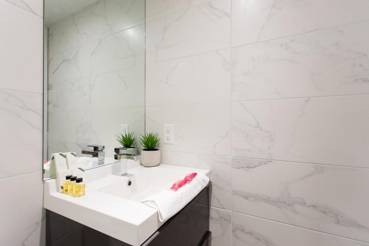 Romantic Studio In The Heart Of Little Italy By Den Stays มอนทรีอัล ภายนอก รูปภาพ