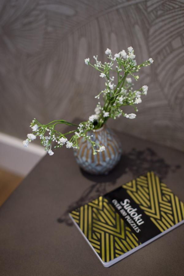 Romantic Studio In The Heart Of Little Italy By Den Stays มอนทรีอัล ภายนอก รูปภาพ