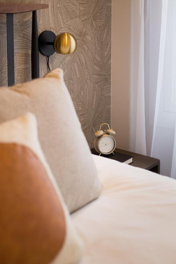 Romantic Studio In The Heart Of Little Italy By Den Stays มอนทรีอัล ภายนอก รูปภาพ